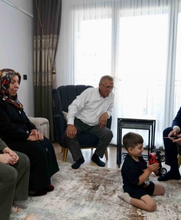 bakan-kurumdan-depremzede-yusuf-ve-dedesine-ziyaret-SVXvzac7.jpg