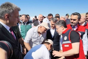 bakan-yumaklidan-elini-opmek-isteyen-cocuga-esprili-cevap-R3bGV9Kf.jpg