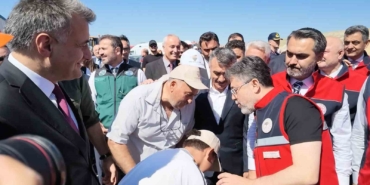 bakan-yumaklidan-elini-opmek-isteyen-cocuga-esprili-cevap-R3bGV9Kf.jpg