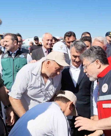 bakan-yumaklidan-elini-opmek-isteyen-cocuga-esprili-cevap-R3bGV9Kf.jpg