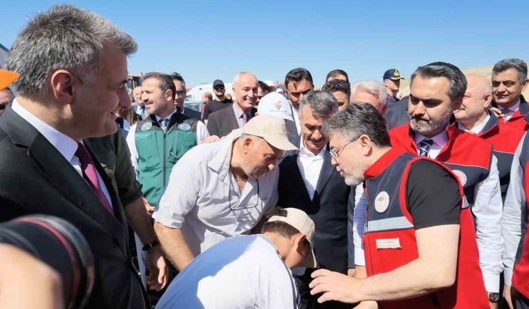 bakan-yumaklidan-elini-opmek-isteyen-cocuga-esprili-cevap-R3bGV9Kf.jpg