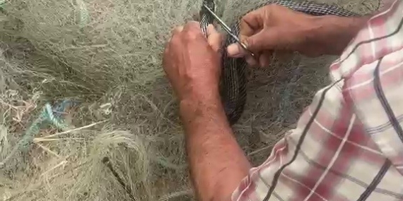 balik-aginda-mahsur-kilan-yilani-elleriyle-kurtardi-nE3ZZiR6.jpg