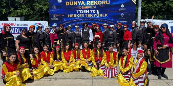 basiskele-halk-oyunlari-ekibi-7-bin-774-kisilik-horon-rekoruna-ortak-oldu-emNv8aIZ.jpg