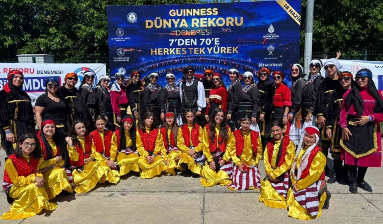 basiskele-halk-oyunlari-ekibi-7-bin-774-kisilik-horon-rekoruna-ortak-oldu-emNv8aIZ.jpg