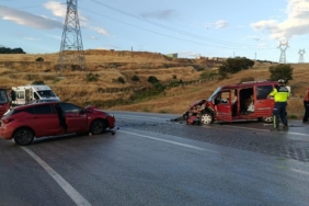 bilecikte-iki-otomobil-kafa-kafaya-carpisti-4-yarali-363RO8bZ.jpg