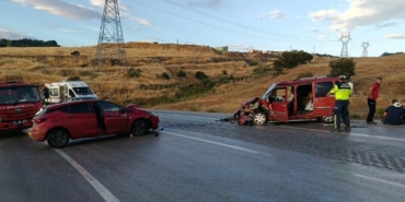 bilecikte-iki-otomobil-kafa-kafaya-carpisti-4-yarali-363RO8bZ.jpg