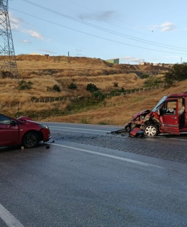 bilecikte-iki-otomobil-kafa-kafaya-carpisti-4-yarali-363RO8bZ.jpg