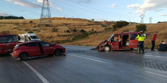 bilecikte-iki-otomobil-kafa-kafaya-carpisti-4-yarali-363RO8bZ.jpg