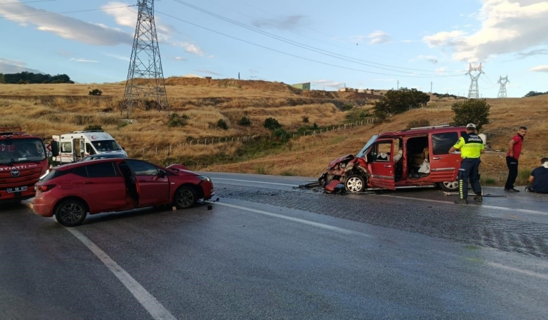 bilecikte-iki-otomobil-kafa-kafaya-carpisti-4-yarali-363RO8bZ.jpg