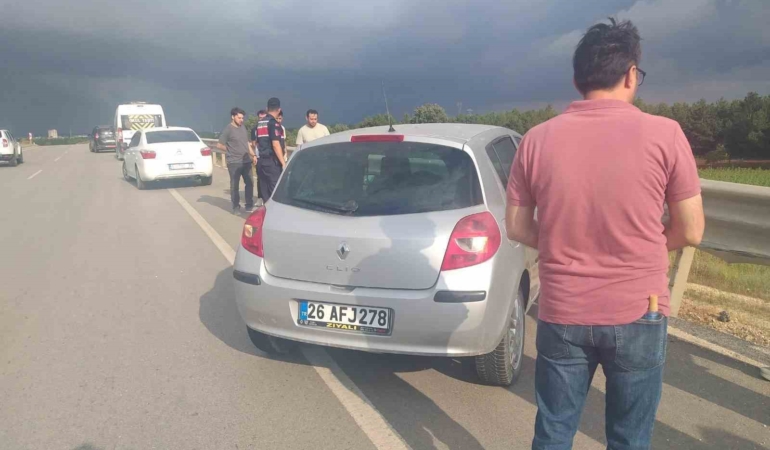 bilecikte-otomobil-bariyere-carpti-1-yarali-UrGfXZK1.jpg