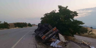 bilecikte-yan-yatan-tirin-surucusu-yaralandi-8k6WeGK6.jpg