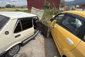 boluda-ticari-taksi-ile-otomobil-carpisti-5-yarali-8J2REqAE.jpg