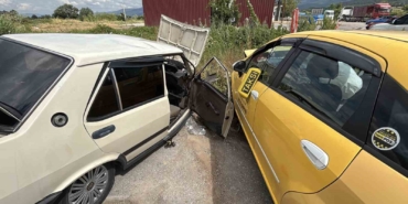 boluda-ticari-taksi-ile-otomobil-carpisti-5-yarali-8J2REqAE.jpg