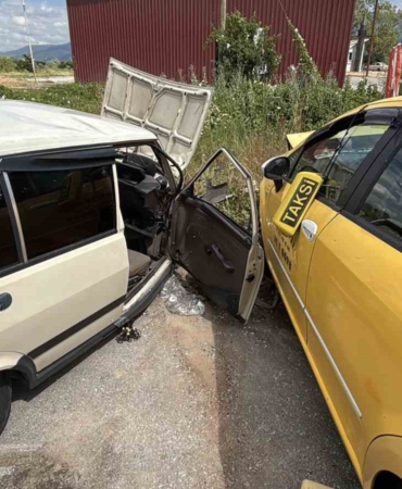 boluda-ticari-taksi-ile-otomobil-carpisti-5-yarali-8J2REqAE.jpg