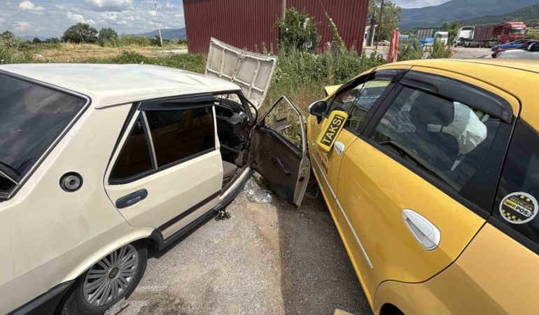 boluda-ticari-taksi-ile-otomobil-carpisti-5-yarali-8J2REqAE.jpg