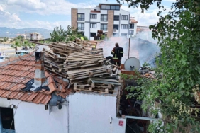 burhaniyede-yanan-evde-mahsur-kalan-vatandasi-itfaiye-kurtardi-wA5z6sw7.jpg