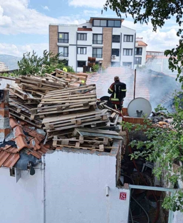 burhaniyede-yanan-evde-mahsur-kalan-vatandasi-itfaiye-kurtardi-wA5z6sw7.jpg
