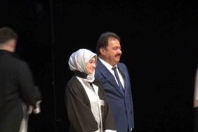 bursa-il-emniyet-muduru-gokce-kizina-diplomasini-elleriyle-verdi-WdDeHCwC.jpg
