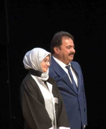 bursa-il-emniyet-muduru-gokce-kizina-diplomasini-elleriyle-verdi-WdDeHCwC.jpg