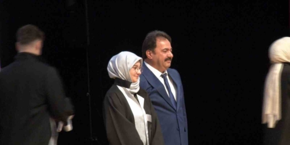 bursa-il-emniyet-muduru-gokce-kizina-diplomasini-elleriyle-verdi-WdDeHCwC.jpg