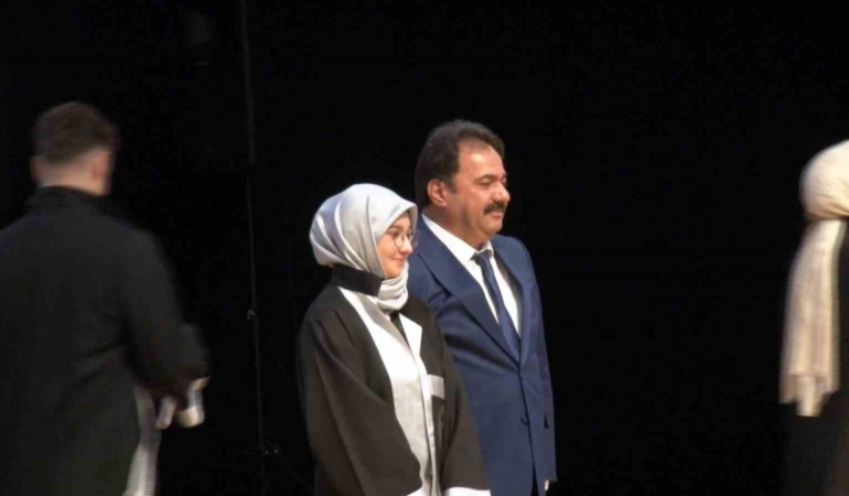 bursa-il-emniyet-muduru-gokce-kizina-diplomasini-elleriyle-verdi-WdDeHCwC.jpg