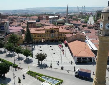 cocukluk-hayalini-emekli-olunca-gerceklestirdi-18-yildir-antika-urunleri-gelecege-tasiyor-usABIJsE.jpg
