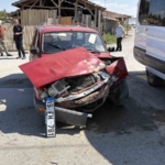 corumda-minibus-ile-otomobil-carpisti-2-yarali-7DqPlJ27.jpg