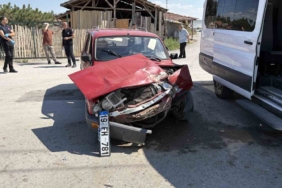 corumda-minibus-ile-otomobil-carpisti-2-yarali-7DqPlJ27.jpg