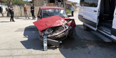 corumda-minibus-ile-otomobil-carpisti-2-yarali-7DqPlJ27.jpg
