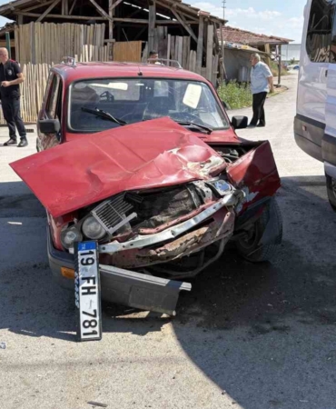 corumda-minibus-ile-otomobil-carpisti-2-yarali-7DqPlJ27.jpg