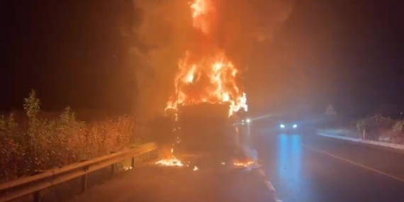 denizlide-seyir-halindeki-tir-alev-alev-yandi-MZezz59p.jpg
