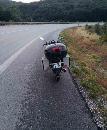 direksiyon-h-kimiyetini-kaybeden-motosiklet-surucusu-yoldan-cikti-1-yarali-zgQj2N88.jpg