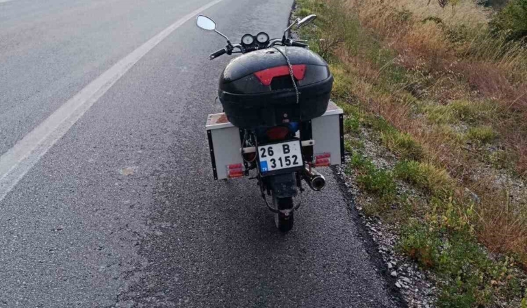 direksiyon-h-kimiyetini-kaybeden-motosiklet-surucusu-yoldan-cikti-1-yarali-zgQj2N88.jpg