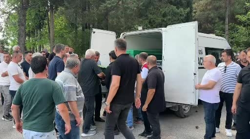 dis-tedavisi-icin-gittigi-hastanede-hayatini-kaybeden-8-yasindaki-kiz-son-yolculuguna-ugurlandi-AmagwtcV.jpg