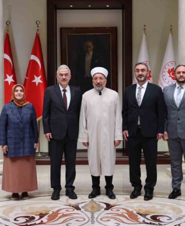 diyanet-isleri-baskani-arpagustan-bursa-valiligine-ziyaret-NJ9MzUYK.jpg