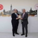 diyarbakir-saglik-muduru-emre-asilturkten-dicle-ilce-saglik-muduru-uzm-dr-firat-koseye-plaket-4OztZVxL.jpg