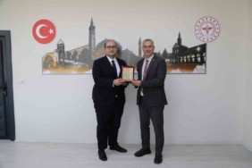 diyarbakir-saglik-muduru-emre-asilturkten-dicle-ilce-saglik-muduru-uzm-dr-firat-koseye-plaket-4OztZVxL.jpg