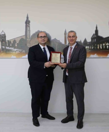 diyarbakir-saglik-muduru-emre-asilturkten-dicle-ilce-saglik-muduru-uzm-dr-firat-koseye-plaket-4OztZVxL.jpg