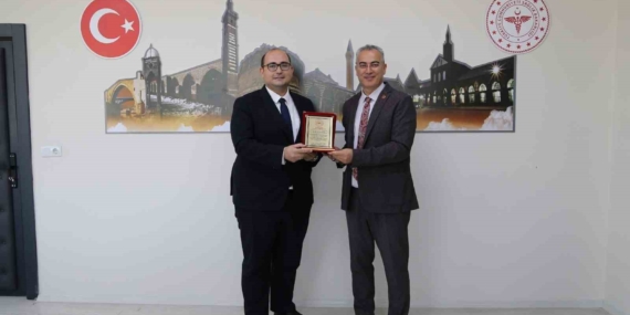 diyarbakir-saglik-muduru-emre-asilturkten-dicle-ilce-saglik-muduru-uzm-dr-firat-koseye-plaket-4OztZVxL.jpg