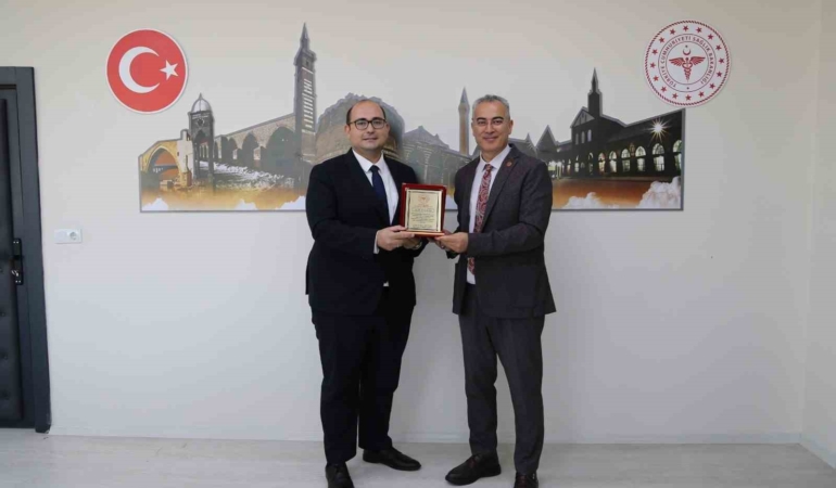 diyarbakir-saglik-muduru-emre-asilturkten-dicle-ilce-saglik-muduru-uzm-dr-firat-koseye-plaket-4OztZVxL.jpg