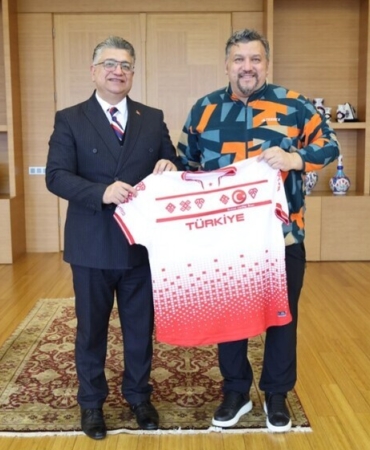 dpu-ogretim-uyesi-mustafa-said-erzeybek-kadin-curling-milli-takiminin-tarihi-basarisinda-teknik-kadroda-n4epTHa7.jpg