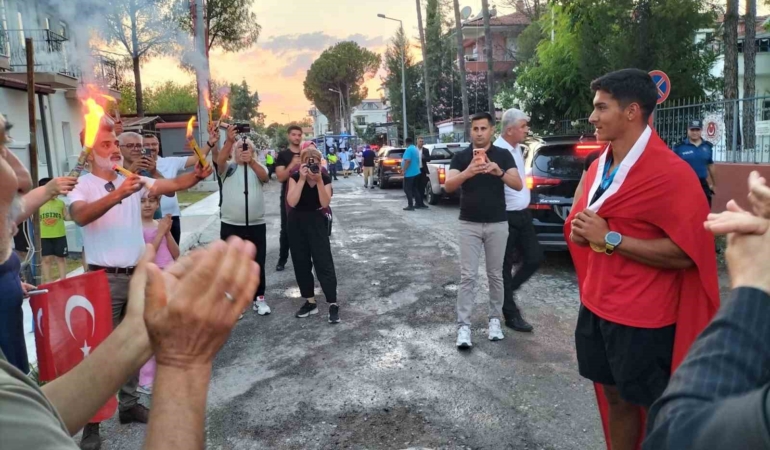 dunya-sampiyonu-karahan-koycegizde-coskuyla-karsilandi-55EzTtlj.jpg