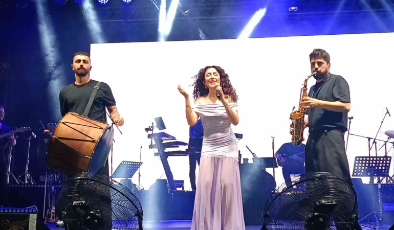 edirnede-665inci-tarihi-kirkpinar-yagli-gures-festivalinde-melek-mosso-sahne-aldi-e1RwkR5V.jpg