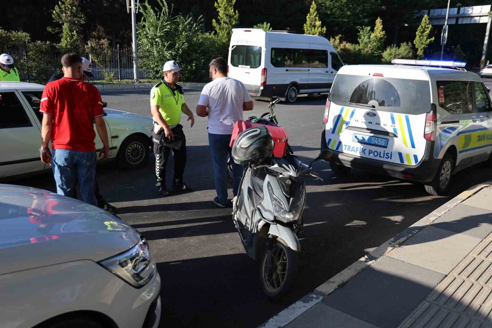 elazigda-dur-ihtarina-uymayan-surucuye-200-bin-lira-ceza-pVNtjAB6.jpg