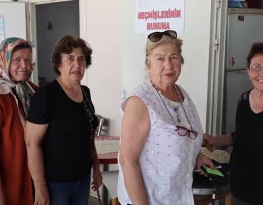 emekli-kadinlar-gozleme-satarak-universitelilere-destek-oluyor-44yZHMp3.jpg