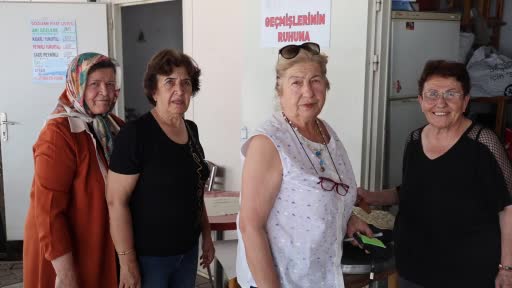 emekli-kadinlar-gozleme-satarak-universitelilere-destek-oluyor-44yZHMp3.jpg