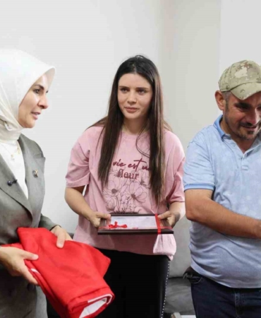 engelli-kardeslerine-omrunu-adayan-cileme-ev-tapusu-teslim-edildi-AU4JUYap.jpg