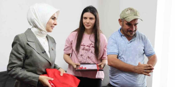 engelli-kardeslerine-omrunu-adayan-cileme-ev-tapusu-teslim-edildi-AU4JUYap.jpg