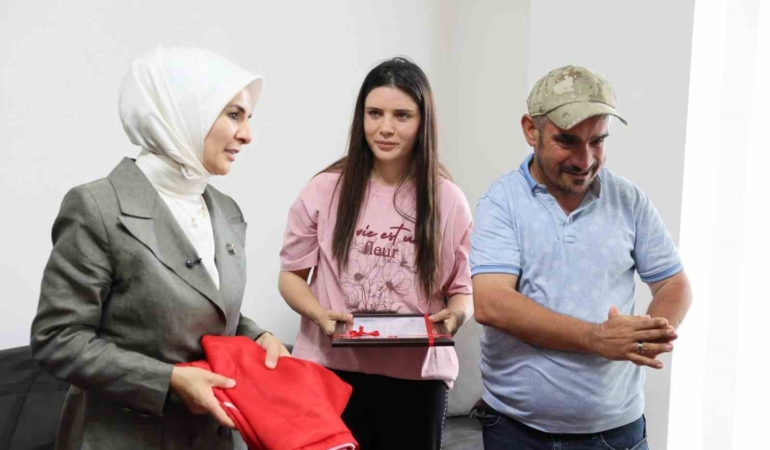 engelli-kardeslerine-omrunu-adayan-cileme-ev-tapusu-teslim-edildi-AU4JUYap.jpg