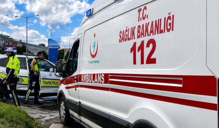 erzincan-erzurum-karayolunda-minibus-devrildi-15-kisi-yaralandi-EJ39IPJI.jpg